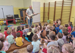 Pan gra na gitarze basowej