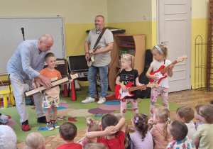 Dzieci grają na instrumentach w czasie koncertu