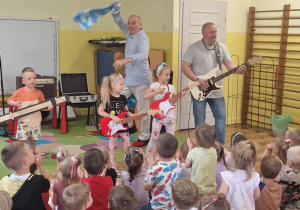Dzieci grają na instrumentach w czasie koncertu