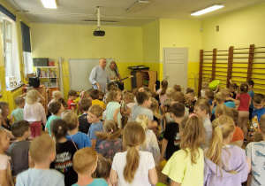 Dzieci tańczą do muzyki