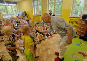 Dzieci dziękują panu za koncert