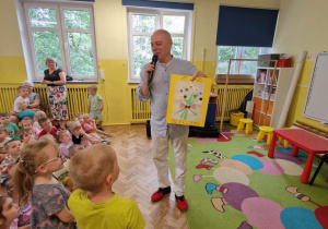 Pan prezentuje laurkę od dzieci