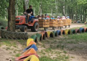 Dzieci jadą w wagonikach