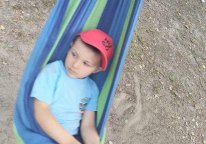 Chłopiec odpoczywa w hamaku