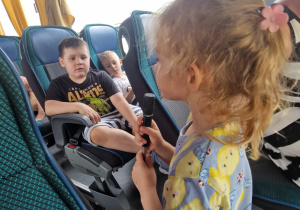 Dziewczynka śpiewa w autokarze przez mikrofon