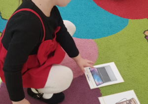 Dziewczynka z obrazkiem laptopa