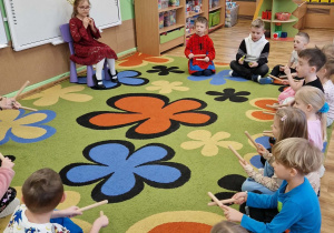 Dzieci śpiewają i grają na klawesach 100 lat dla Jubilatki