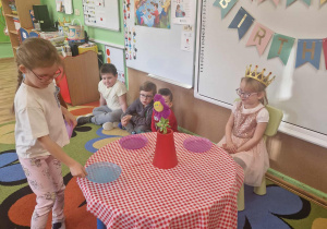 Dzieci dekorują stół na urodziny