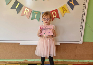 Jubilatka prezentuje laurki od dzieci