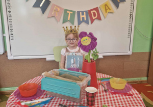 jubilatka pozuje do zdjęcia przy stole