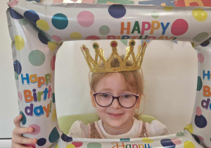 Jubilatka pozuje w urodzinowej ramce