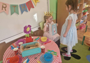 Dziewczynka składa życzenia jubilatce