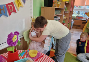 Chłopiec przytula jubilatkę