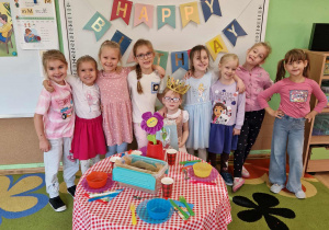 Koleżanki pozują z jubilatką