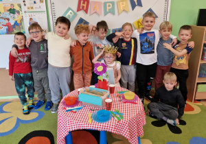 Koledzy pozują z jubilatką