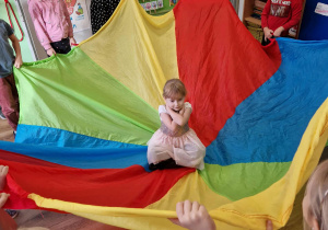 Juilatka siedzi w chuście animacyjnej