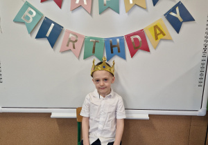 Jubilat w koronie oczekuje na życzenia