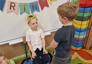 Chłopiec składa życzenia jubilatowi