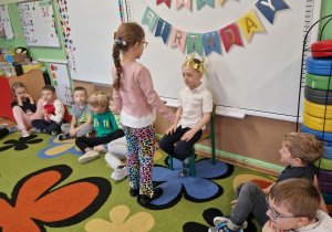 Dziewczynka składa życzenia jubilatowi