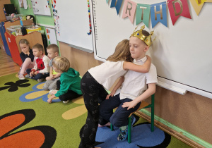 Dziewczynka przytula jubilata