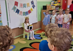 Dzieci śpiewają sto lat jubilatce