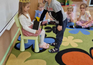 Chłopiec częstuje się cukierkiem