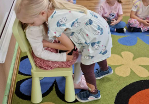 Dziewczynka przytula jubilatkę