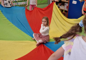 Jubilatka siedzi w kolorowej chuście