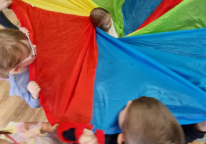 Jubilatka zawinięta jest w kolorową chustę