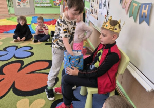 Dzieci składają jubilatowi życzenia