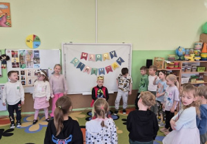 Dzieci śpiewaja sto lat