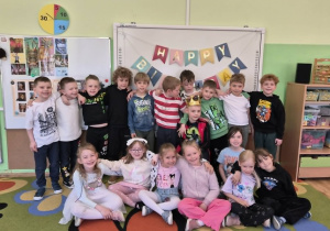 Dzieci z jubilatem pozują do zdjęcia