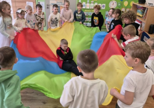 Jubilat siedzi w kolorowej chuście