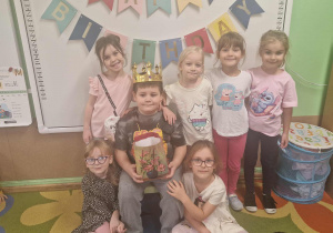 Jubilat pozuje do zdjęcia z koleżankami z grupy