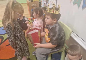 Dzieci składają życzenia jubilatowi
