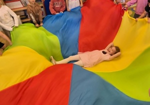 Jubilatka leży na kolorowej chuście