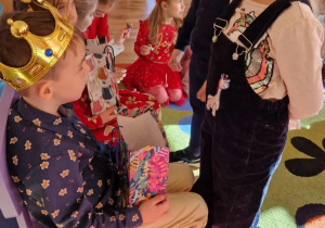 Dzieci składają życzenia jubilatom