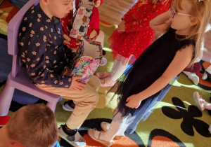 Dzieci składają życzenia jubilatom