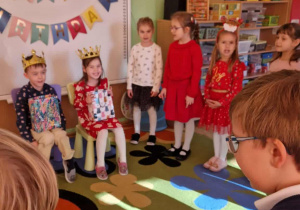 Dzieci śpiewają sto lat jubilatom