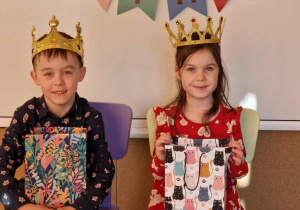 Jubilaci w koronach trzymają w rekach torby z cukierkami