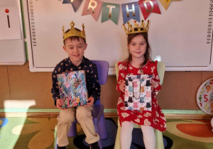 Jubilaci w koronach trzymają w rekach torby z cukierkami