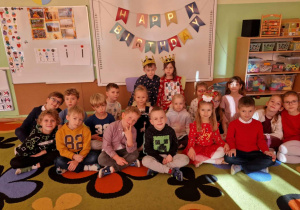 Dzieci pozują do zdjęcia z jubilatami