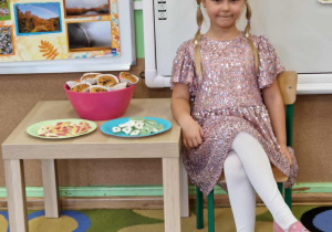 Solenizantka w koronie z poczęstunkiem