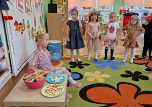 Dzieci składają koleżance życzenia