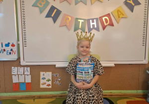 Jubilatka w koronie trzyma w ręku torbę z cukierkami