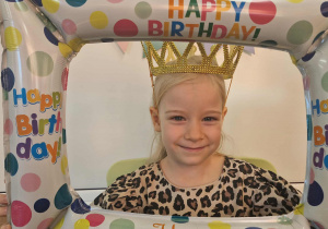 Jubilatka pozuje w ramce urodzinowej