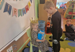 Chłopiec składa życzenia jubilatce