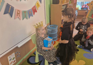 Dziewczynka składa życzenia jubilatce