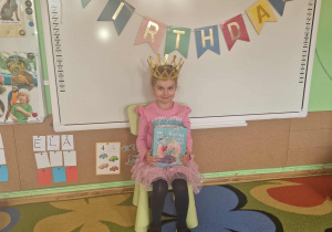 Jubilatka trzyma w ręku torbę ze smakołykami