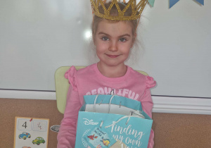 Jubilatka trzyma w ręku torbę ze smakołykami